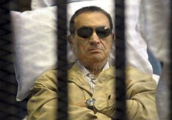 El expresidente egipcio Hosni Mubarak, asiste al juicio desde una celda instalada en la sala de la Academia de Policía de El Cairo (Foto: efe)