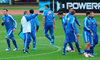 El seleccionador griego Fernando Santos da órdenes a sus jugadores durante el entrenamiento en Legionowo, Polonia. Foto: EFE/Jacek Turczyk