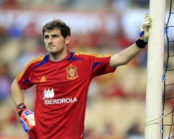 El portero de España Iker Casillas momentos antes del inicio del partido amistoso que disputó la selección española con China en el estadio sevillano de La Cartuja, preparatorio para la Eurocopa 2012. Foto: EFE/Eduardo Abad