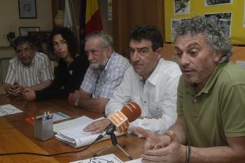 Álvarez, Fernández, Blanco, Cid y Santos, en la presentación de actividades de Ríos Limpos, ayer. (Foto: MIGUEL ÁNGEL)