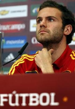  El centrocampista Juan Mata durante la rueda de prensa que ofreció hoy, 7 de junio de 2012, en el hotel de concentración de la selección española de fútbol en Gniewino. Foto: EFE/Juan Carlos Cárdenas