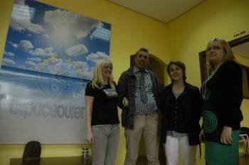 Mari Mar Quiroga, Fernando Melo, Antonia Fernández y Eva Gutiérrez, en el local. (Foto: MARTIÑO PINAL)