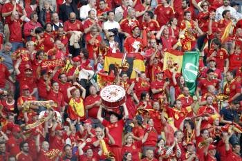 Aficionados españoles durante el primer partido de la Selección en la Eurocopa, el pasado domingo. (Foto: J.C. CÁRDENAS)