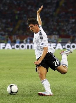 El jugador de Alemania Mario Gomez domina el balón durante el partido que les enfrentó a Holanda. Foto:  EFE/ROBERT GHEMENT