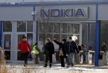  grupo de trabajadores saliendo de una planta de la compañía finlandesa de telefonía móvil Nokia en Komarom, Hungría. 