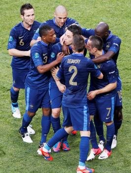 El jugador de la selección francesa, Samir Nasri (c), celebra con sus compañeros el gol del empate (1-1), durante el partido que jugaron las selecciones de Inglaterra y Francia. Foto: EFE/Rungroj Yongrit 
