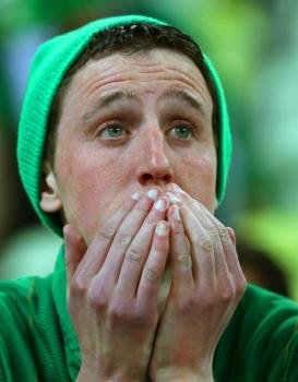 Un hincha de Irlanda observa el partido contra España. Foto: EFE/OLIVER WEIKEN