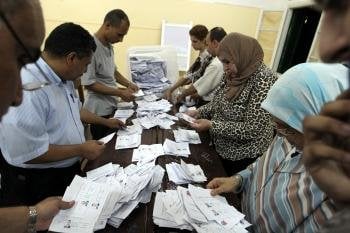 Miembros del cuerpo electoral egipcio cuentan votos ayer en El Cairo.
