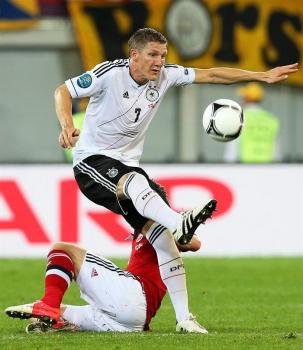 Bastian Schweinsteiger en acción ante Dinamarca. Foto:  EFE/SRDJAN SUKI