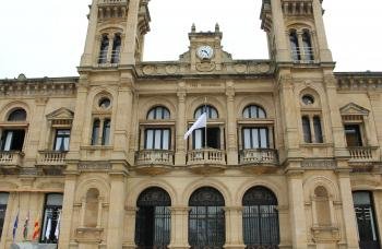 El Gobierno municipal de Bildu en San Sebastián ha recolocado las banderas que lucían en la fachada del palacio Consistorial.
