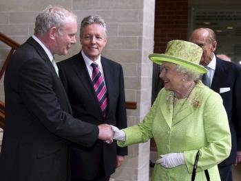 La reina Isabel II de Inglaterra saluda al ex comandate del IRA, el ahora viceministro principal norirlandés Martin McGuinness (izq),