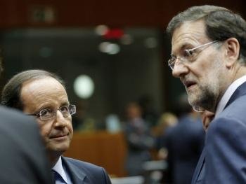 El presidente español Mariano Rajoy (d) conversa con el presidente francés François Hollande (i) durante la cumbre europea celebrada en Bruselas (Foto: EFE)