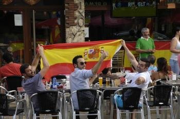 Tres aficionados ourensanos, durante el partido de semifinales entre España y Portugal.