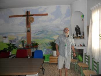 Francisco Pascual, en el interior de la humilde iglesia de la Cañada. (Foto: BAFYPRESS)