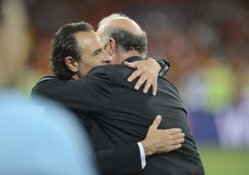 Vicente del Bosque se abraza con el seleccionador italiano, Prandelli, nada más terminar la final. (Foto: A. Gebert)