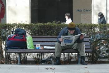 Un hombre en situación de pobreza, con un banco de un parque como domicilio, una imagen que se repite cada vez con mayor frecuencia en todas las ciudades. (Foto: ARCHIVO)