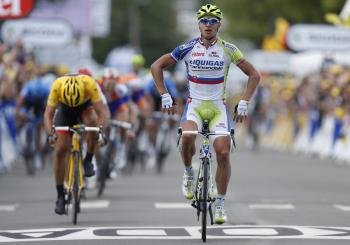 El ciclista eslovaco del Liquigas-Cannondale Peter Sagan celebra la victoria. (Foto: G. HORCAJUELO)