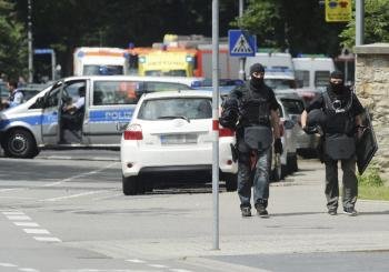 Un par de policías alemanes enmascarados desplegados en el barrio Nordstadt de Karlsruhe (Alemania)