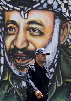 un grafiti que muestra al fallecido líder palestino Yaser Arafat en una calle de la ciudad de Gaza