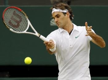 El tenista suizo Roger Federer devuelve la bola al serbio Novak Djokovic  (Foto: EFE)