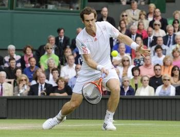  El tenista británico Andy Murray devuelve una bola al francés Jo-Wilfried Tsonga (Foto: EFE)