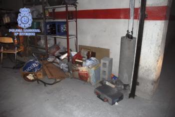 El Códice, sobresaliendo en una caja, a la derecha de la imagen, en el garaje del electricista.  (Foto: DGP)