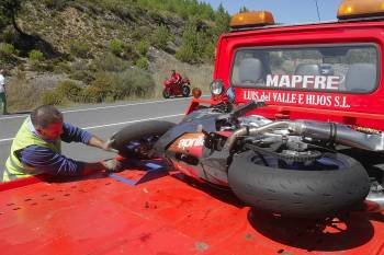 Un operario coloca la motocicleta siniestrada en el vehículo grúa. (Foto: MARTIÑO PINAL)