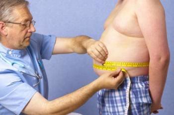 Un nutricionista mide el perímetro abdominal de un paciente. (Foto: ARCHIVO)