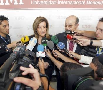 La ministra de Empleo, Fátima Báñez, a su llegada a la Universidad Internacional Menéndez Pelayo. (Foto: ESTEBAN COBO)