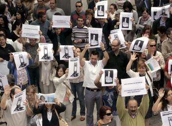 Cientos de funcionarios de la Administración gallega se concentraron en contra de los recortes. (Foto: XOAN REY)