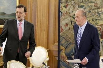 El rey Juan Carlos, junto al presidente del Gobierno, Mariano Rajoy (i), durante la reunión del Consejo de Ministros que preside hoy en el Palacio de la Zarzuela.