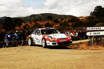 El Porsche 911 de los hermanos Vallejo, en plena competición.