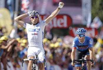 El ciclista francés Pierrick Fedrigo, del equipo FDJ-Bigmat, celebra su victoria en la decimoquinta etapa del Tour