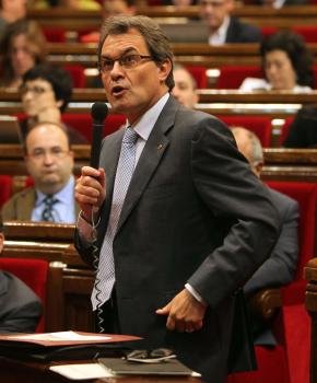 El presidente de la Generalitat, Artur Mas, durante una de sus repuestas a los portavoces de los partidos en el pleno extraordinario de control al Govern 