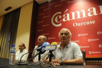 Manuel Seoane, ex presidente del Ourense, acompañado por algunos miembros del Consejo.