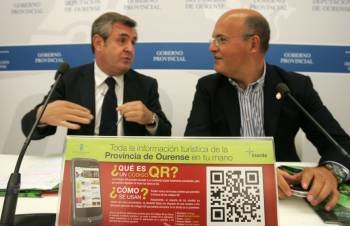 José Manuel Rodríguez y Manuel Baltar, ayer en la presentación del código QR. (Foto: MARCOS ATRIO)