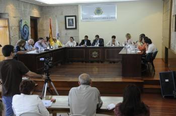 Imagen general del pleno municipal, que generó un amplio debate por la retribución de los ediles. (Foto: MARTIÑO PINAL)