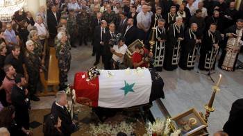 Funeral del ministro sirio de Defensa, Daud Rayiha, celebrado ayer en Damasco. (Foto: STR)