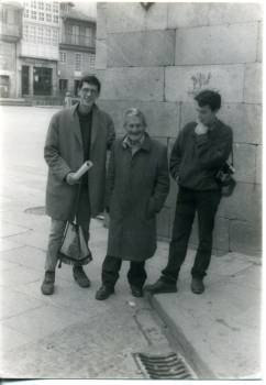 César, a esquerda, con 'Tatá', un persoeiro popular de Celanova dos anos 80 e 90 (no centro), e cun amigo seu, Óscar Pereira. (Foto: ARQUIVO)