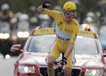 Wiggins, levantando el brazo en el festejo de su victoria en la etapa y en la carrera. (Foto: GUILLAUME HORCAJUELO)