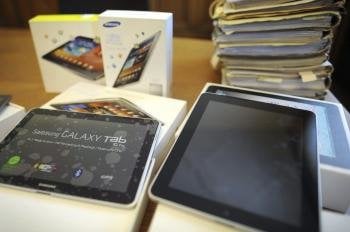 Samsung 10.1 N (izq) y el iPad de Apple sobre una mesa del Tribunal Supremo regional en Dusseldorf, Alemania