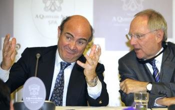 Luis de Guindos, con con Wolfgang Schauble en una reunión el pasado abril.