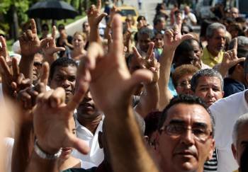 Miembros de la oposición cubana durante el funeral del disidente Oswaldo Payá. (Foto: A. ERNESTO)