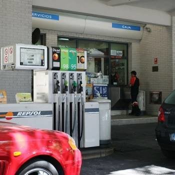 Un cliente se aproxima con su vehículo para repostar en una gasolinera. (Foto: EP)