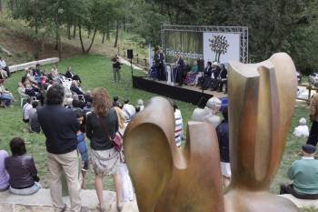 En primer término, la escultura 'Irmaus' de Manuel Penín 'observa' también la entrega de premios. (Foto: XESÚS FARIÑAS)