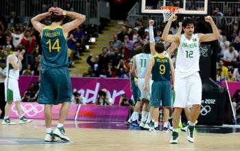 El brasileño Guilherme Giovannoni (d) celebra la victoria sobre los australianos (Foto: efe)