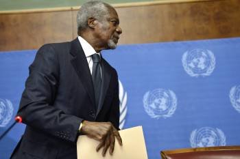 Kofi Annan, ayer tras la rueda de prensa en Ginebra. (Foto: MARTIAL TREZZINI)