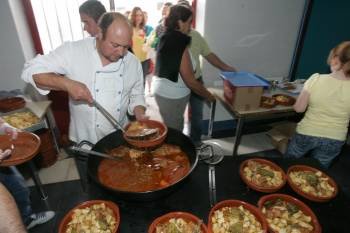 Domingo González supervisó la comida en el pabellón. (Foto: MARCOS ATRIO)