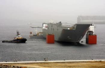 La plataforma especial semisumergible 'Blue Marlin' durante las labores de carga del buque. (Foto: CABALAR)