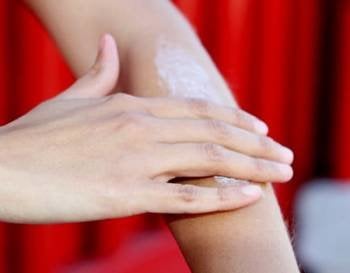 Los dermatólogos aconsejan aplicar la crema antes de salir de casa. (Foto: ARCHIVO)
